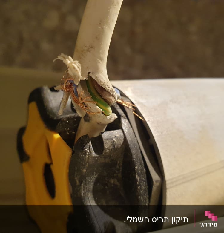 כבל חשמלי פגום ליד מנוע תריס